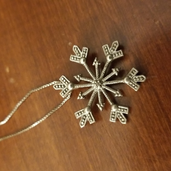 Sterling silver snowflake pendant on a sterling silver chain - Picture 1 of 7